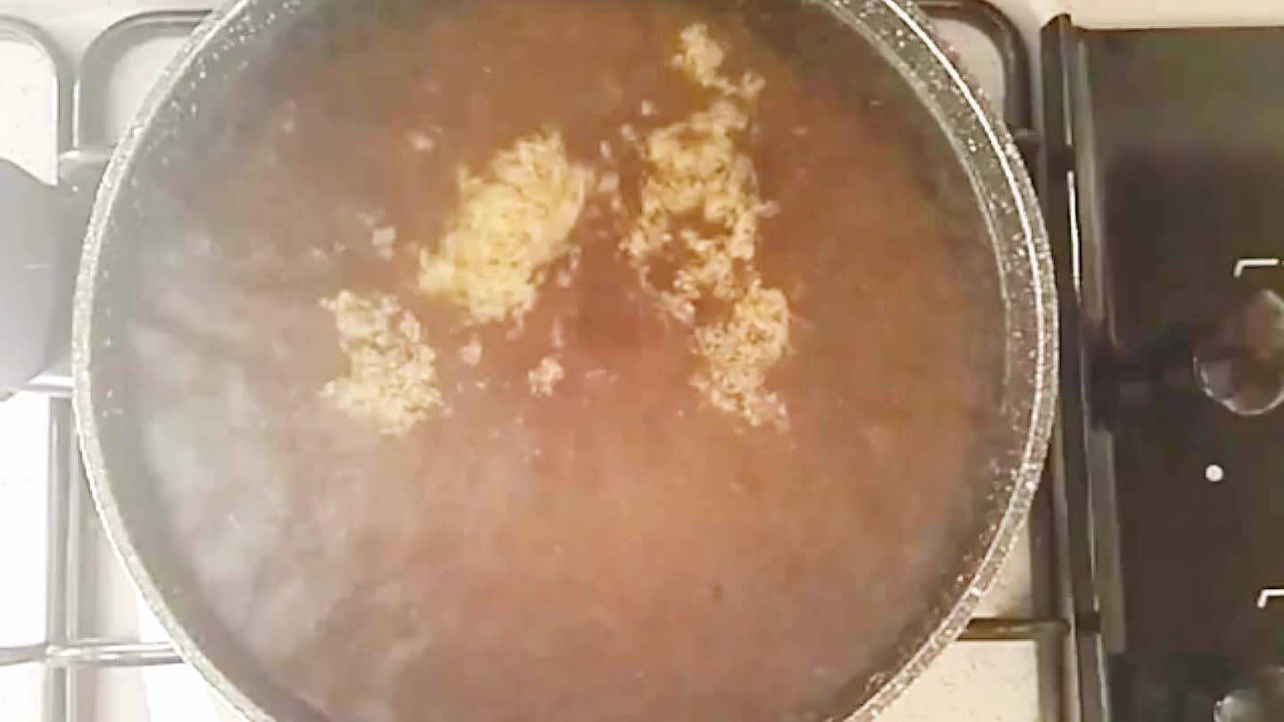 Sciogliere un dado di brodo vegetale in un pentolino d'acqua calda