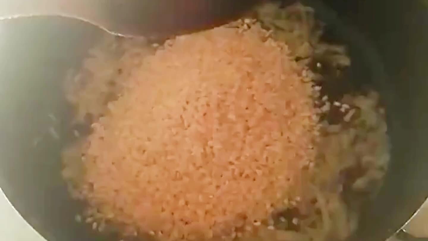 Aggiungere al soffritto il riso e tostare per un paio di minuti, aiutandosi con un cucchiaio di legno.
