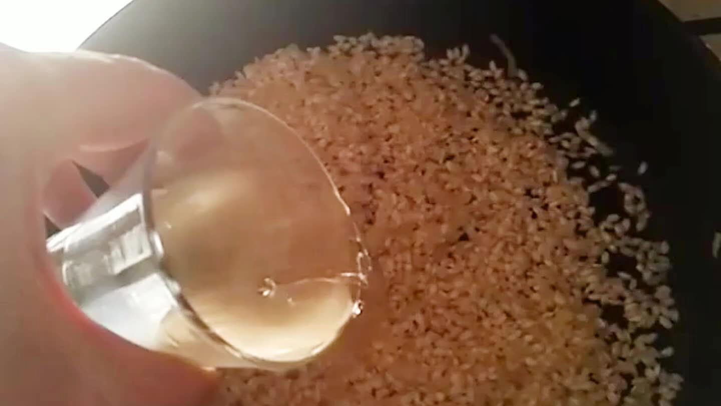 Aggiungere il bicchiere di vino bianco e lasciare evaporare mescolando.