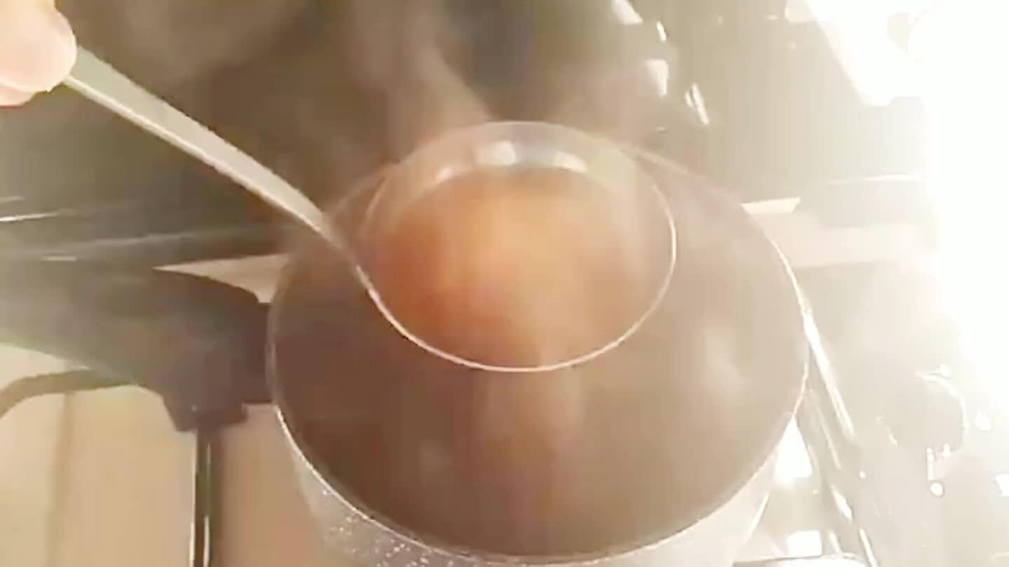 Cuocere il riso aggiungendo lentamente il brodo. Il riso deve essere sempre coperto di brodo.
