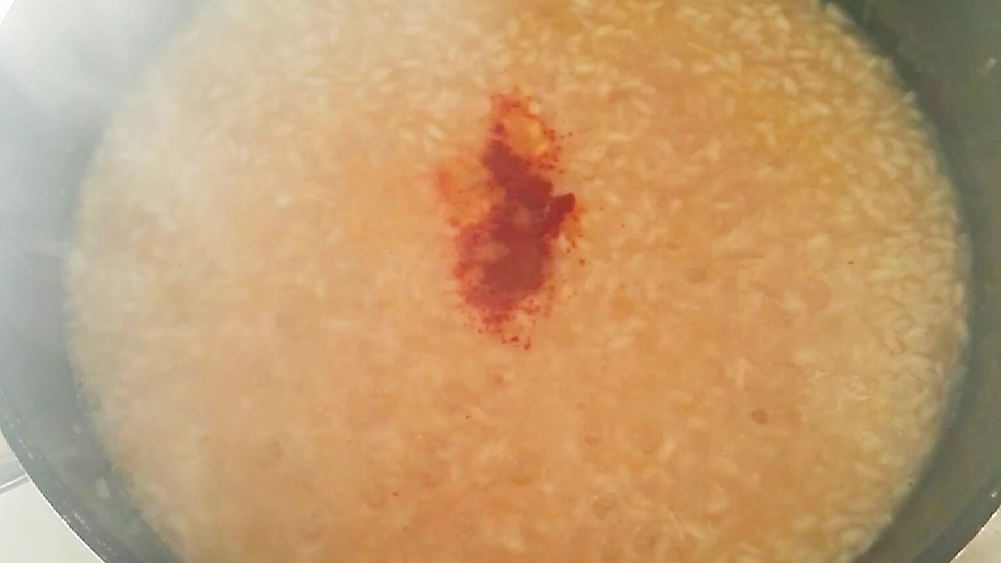 A 5 minuti circa dalla fine cottura, aggiungere le bustine di zafferano. Mescolare bene.
