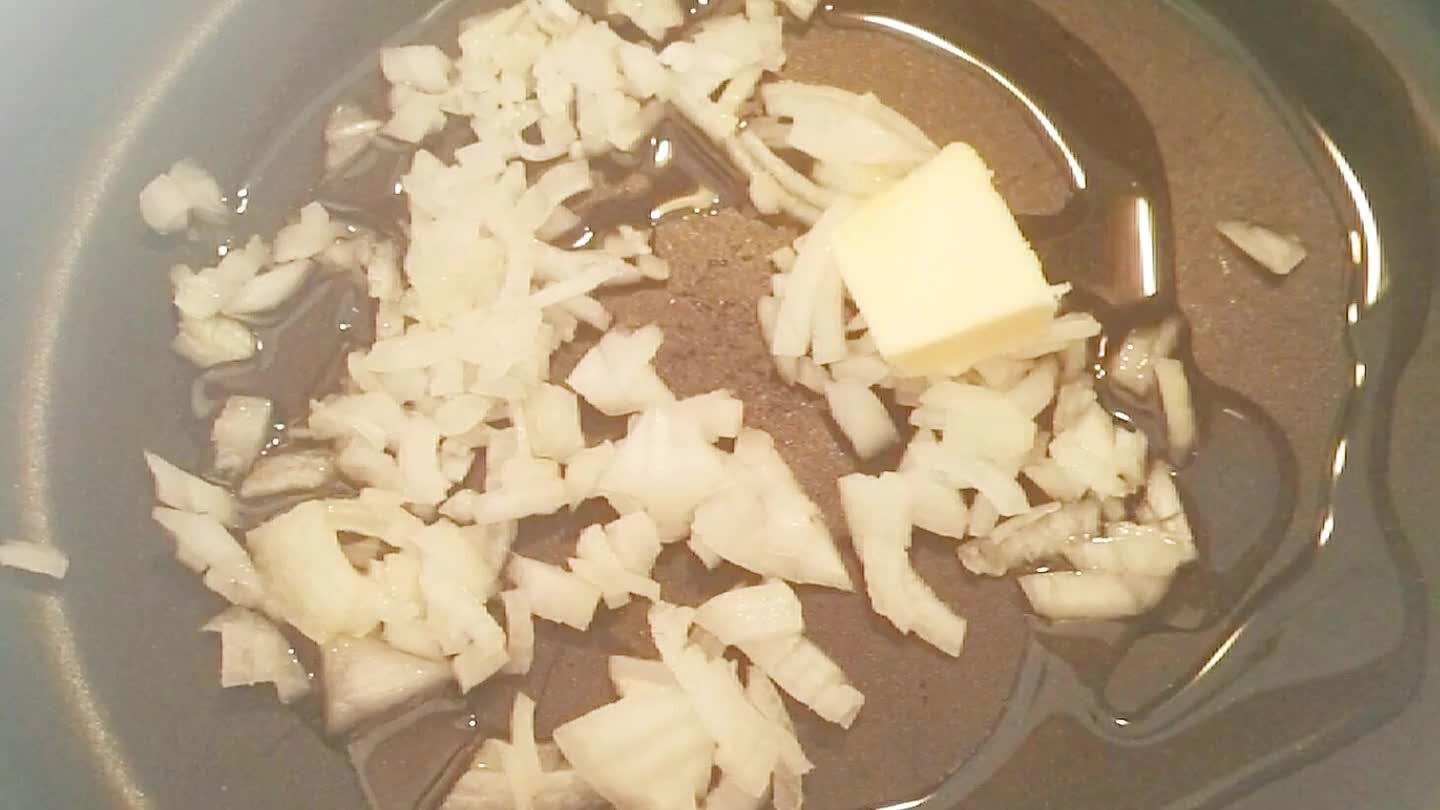 a cipolla finemente tagliata con olio e burro.