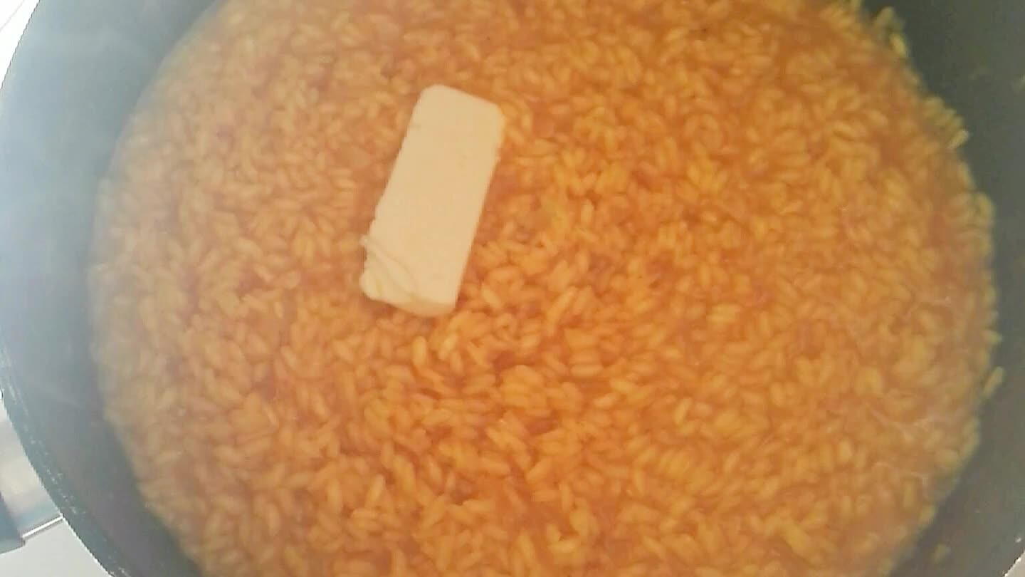 re riposare un paio di minuti nella pentola coperta. Servire con una spolverata di parmigiano a piacere.