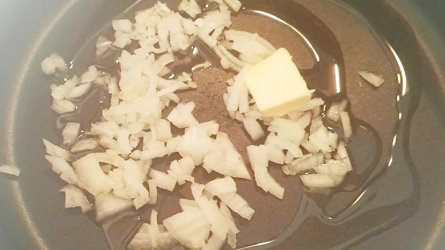 a cipolla finemente tagliata con olio e burro.