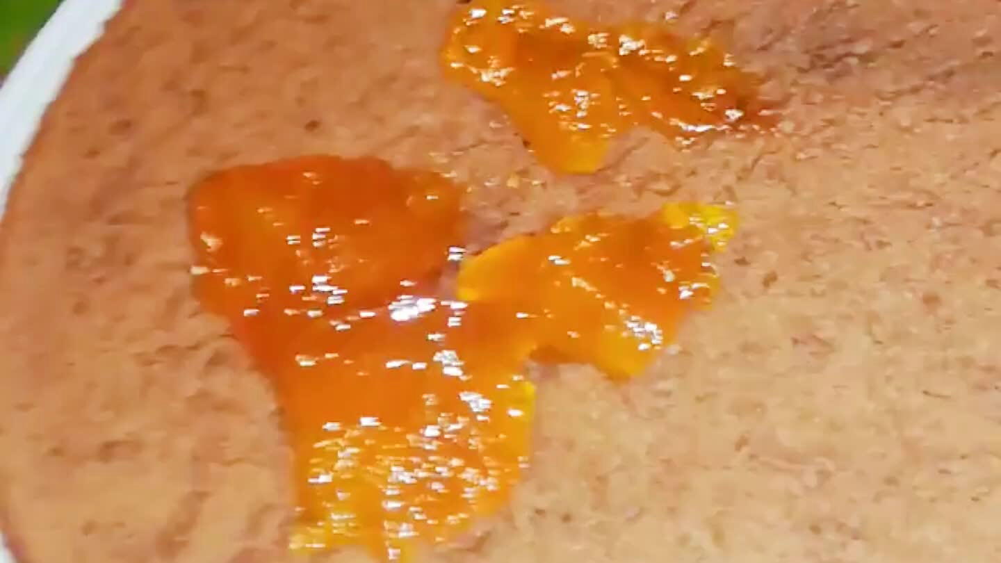 o la torna e spalmiamo la rimanente marmellata in tutto il perimetro apparte la base a contatto con il piatto