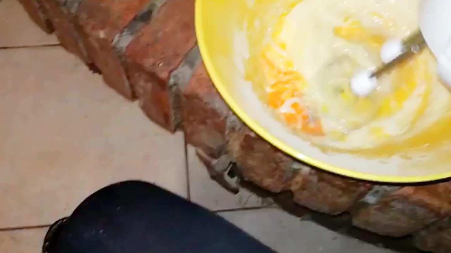 non si uniscono. Poi aggiungiamo i tuorli e montiamo per circa 8 minuti.