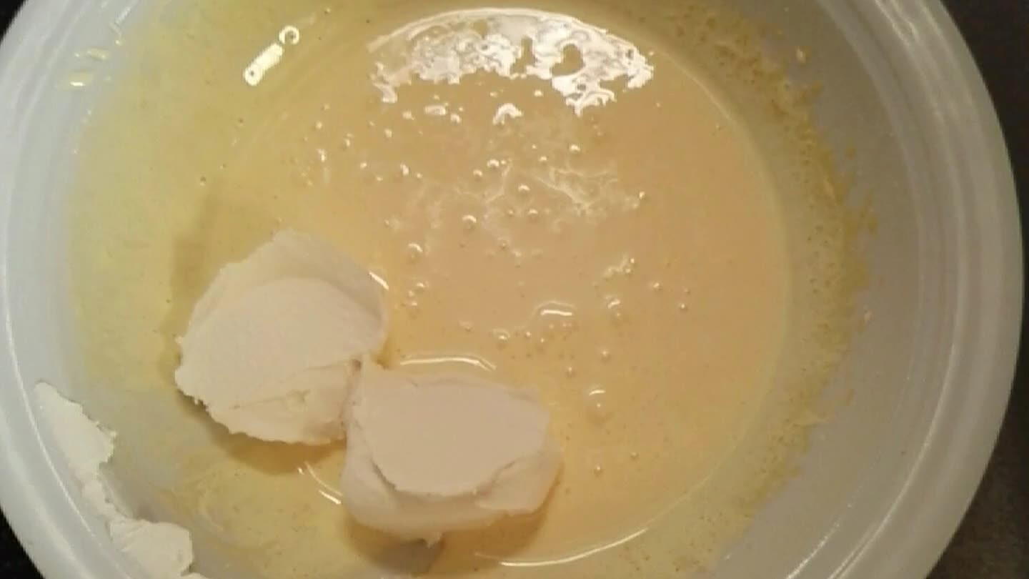 he. Ottenuta una crema densa, mettere da parte.