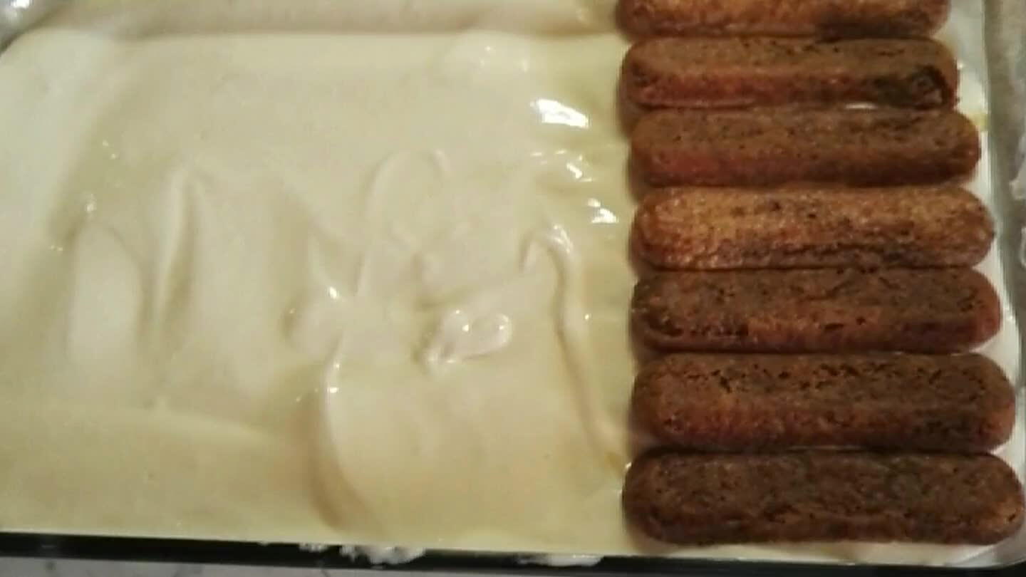 inzuppare i savoiardi nel caffè e iniziare la disposizione. Dopo il primo strato, coprire di crema e fare un secondo strato.
