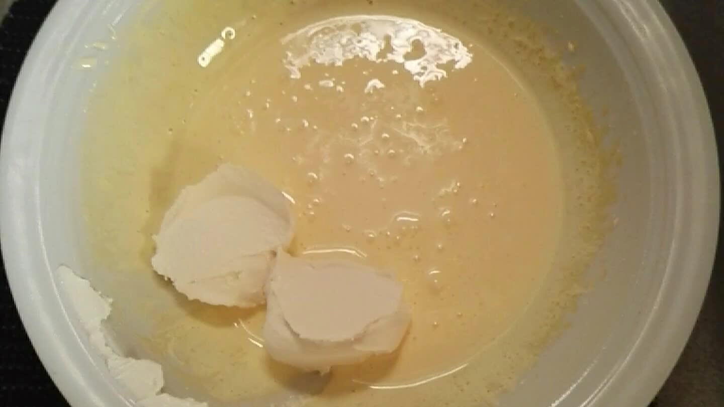 he. Ottenuta una crema densa, mettere da parte.