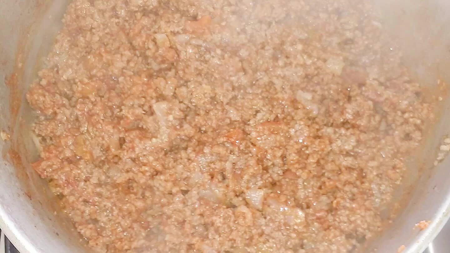 Por último, coloque o extrato de tomate e misture.