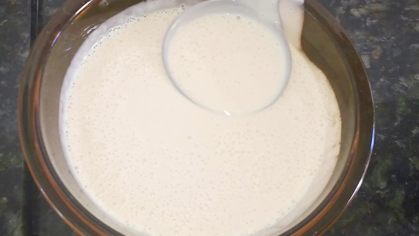Pré-aqueça a frigideira com um pouco de manteiga ou margarina, então despeje a massa com uma concha. Obs: provavelmente as duas primeiras panquecas se perderão, devido ao ajuste de temperatura da frigideira.