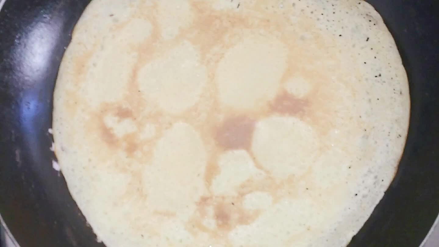 Vire a panqueca até ficar dourado