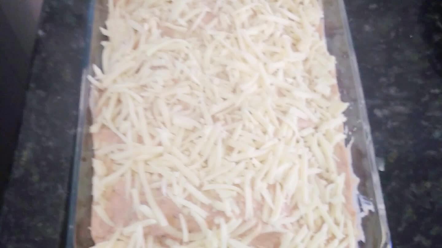 Coloque o molho e o queijo por cima, leve ao forno pré-aquecido até derreter o queijo.