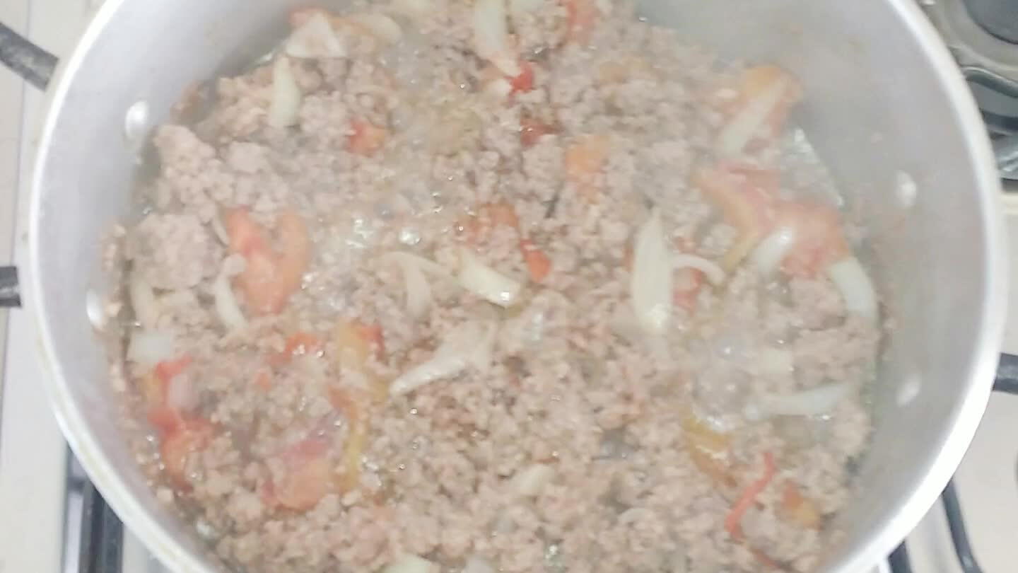 Cozinhe a carne moída com os outros ingredientes, exceto o extrato de tomate.