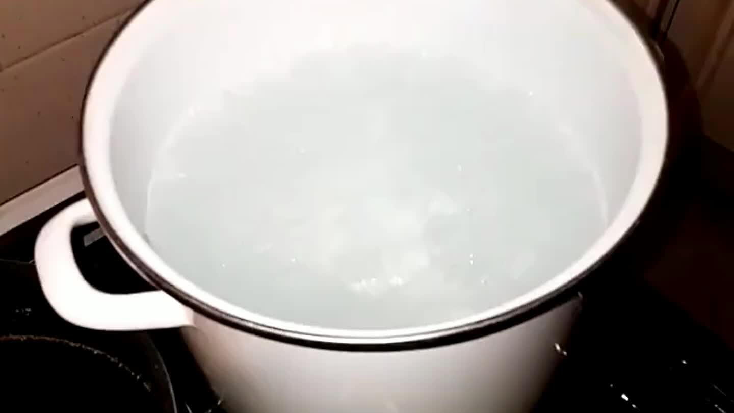 riss tésztát, és főzze puhára.