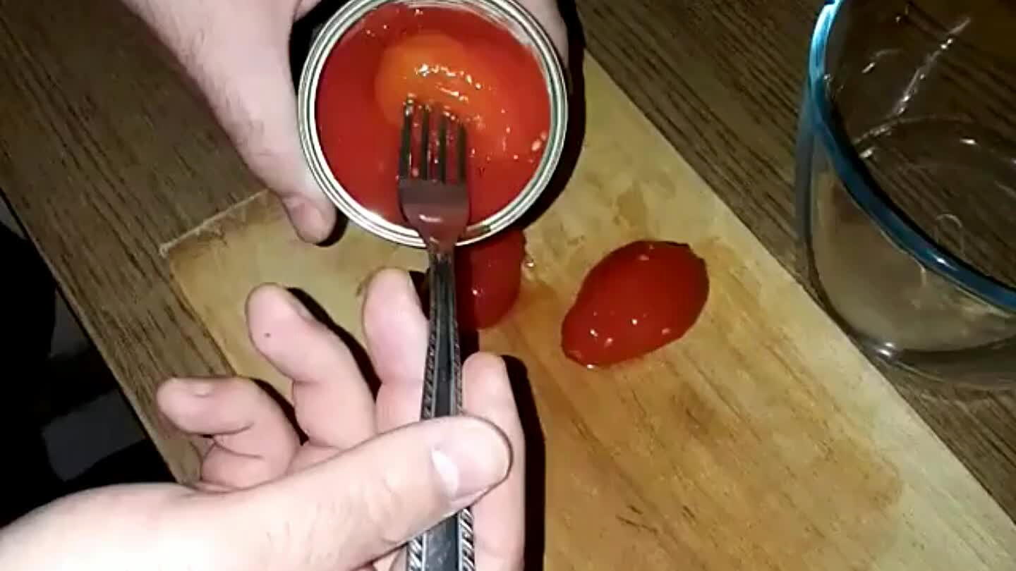 , csutkát távolítsa el. Darabolja a paradicsom húsát nagyobb darabokra.