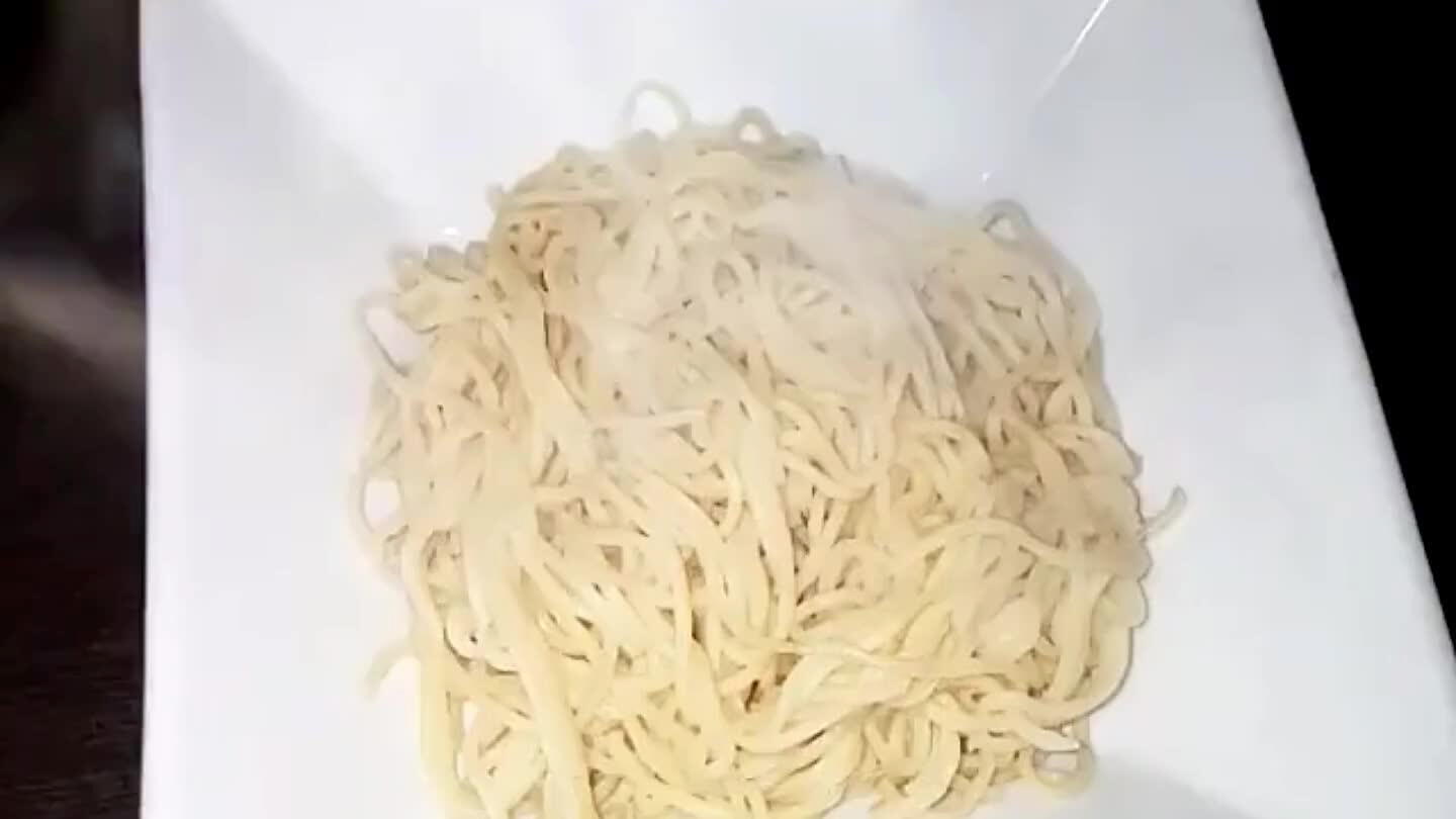szórjon reszelt mozarella sajtot.