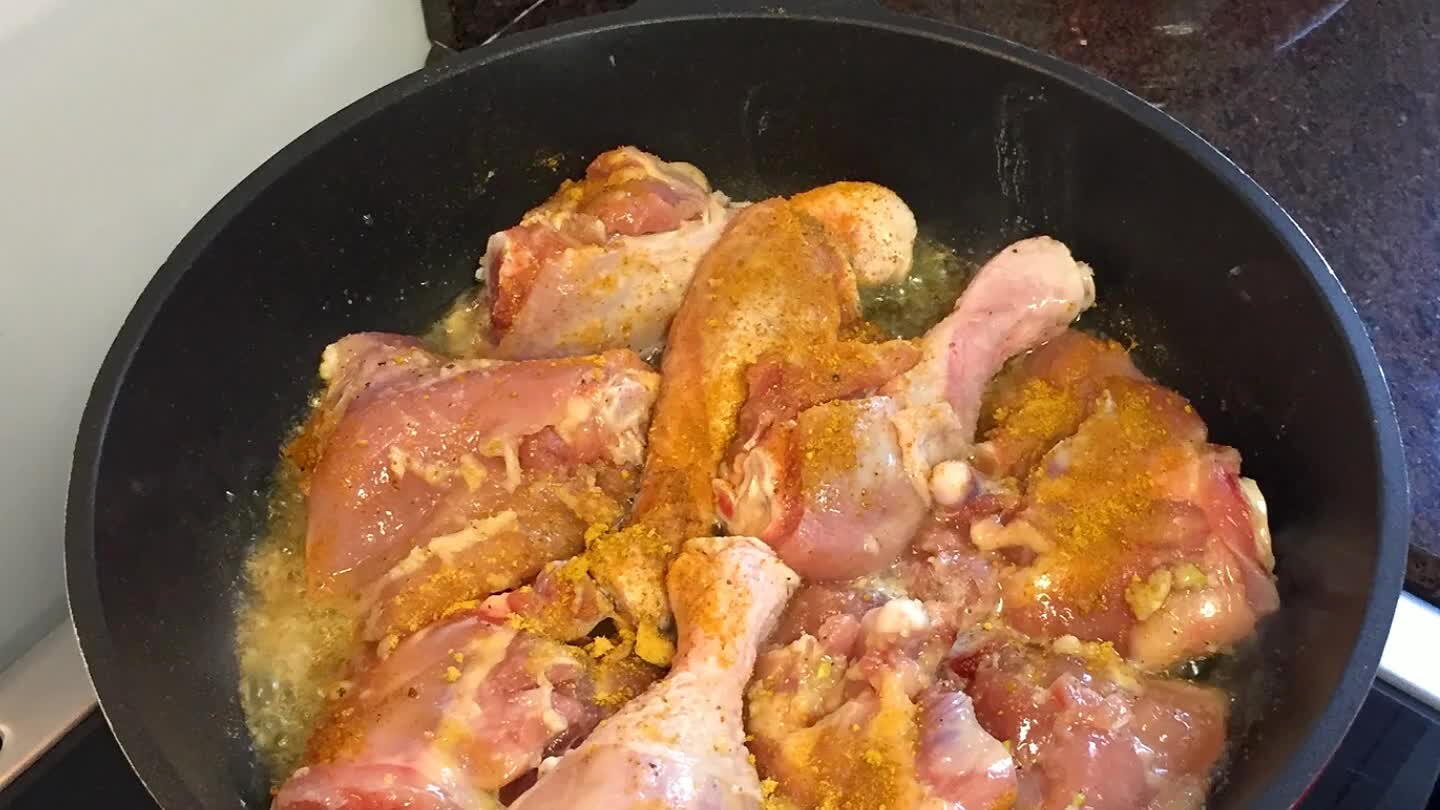 e Curry;
2-colocar na panela com a manteiga e o óleo e fritar bem.
3-Quando estiver bem frito coloque a cebola e o tomate bem picados, deixe apurar e reduzir bem;
4-em seguida acrescente o leite misturado com o amido de milho e o restante do Curry, deixando no fogo por 5 minutos.
Dicas
Opcional : acrescentar creme de leite;
Servir com arroz branco e batata palha.