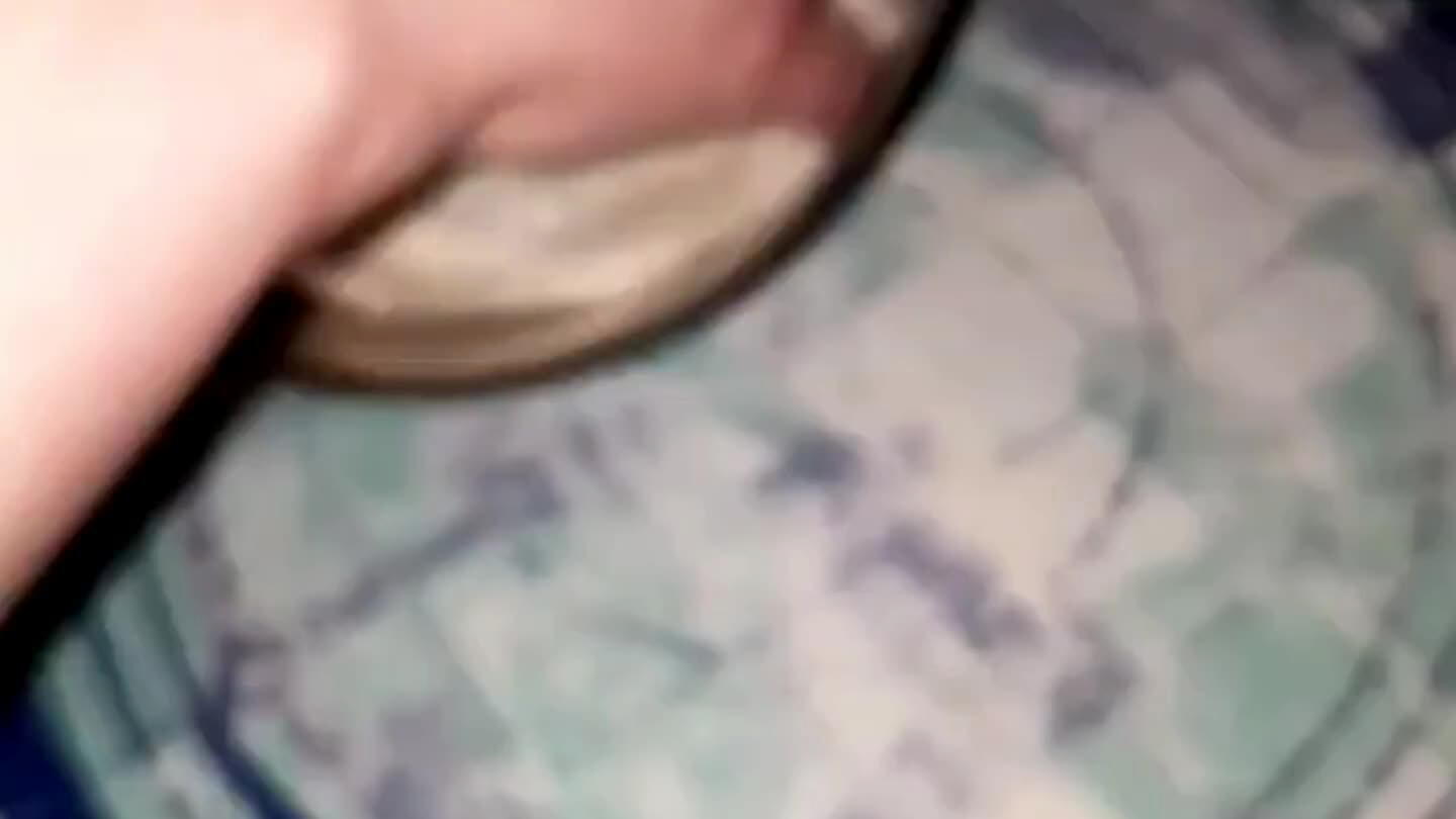 A tésztát tegye egy lisztezett felületre, és ossza négy részre. Ezután formálja golyó alakúra.