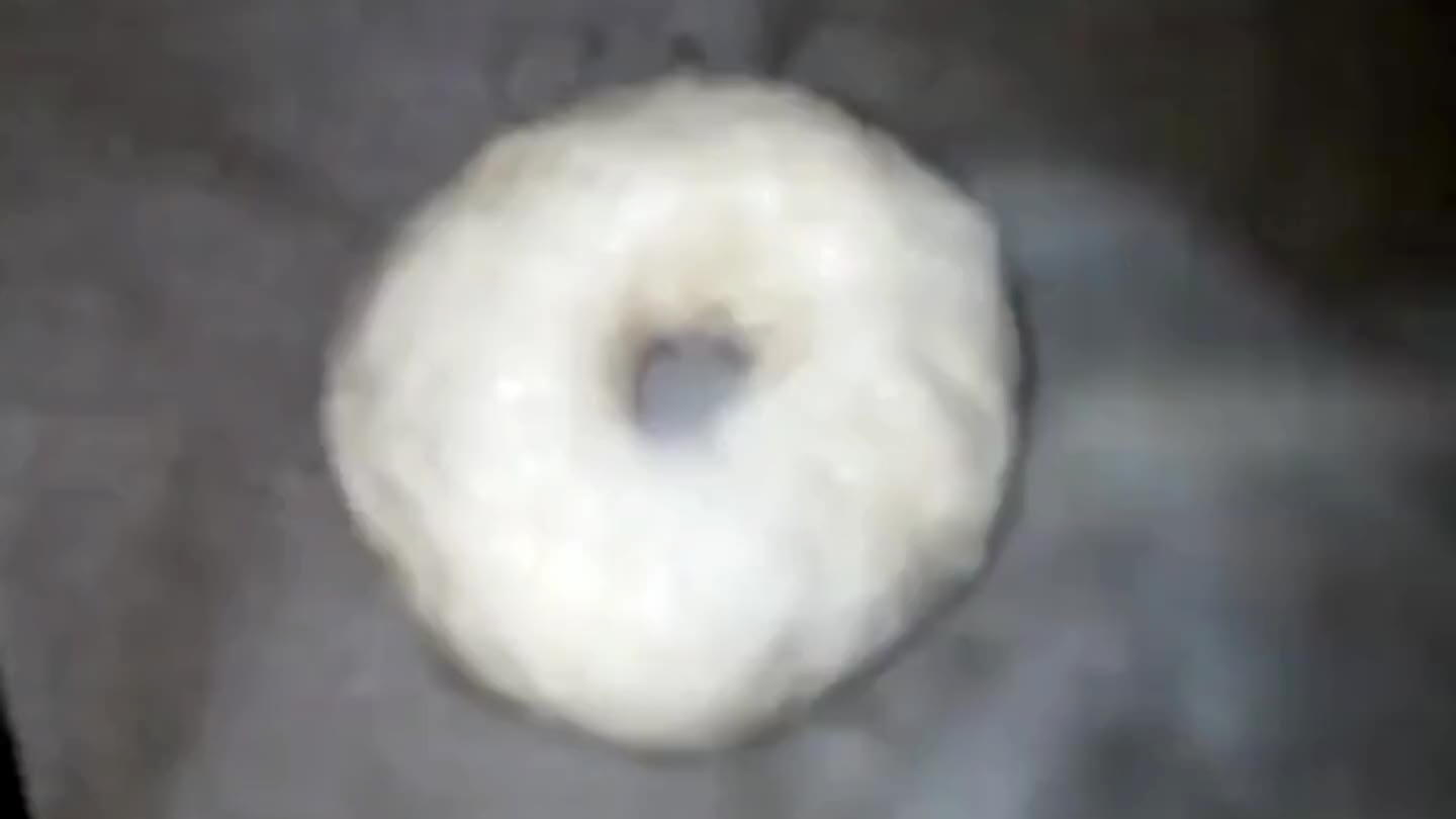 A bagel-ek tetejét szórja meg mákkal.