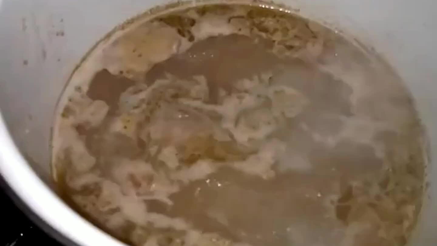 rkonyt. (Csirke és sertéshús esetén a tárkonyt a vízzel felöntéskor is hozzá lehet adni.)