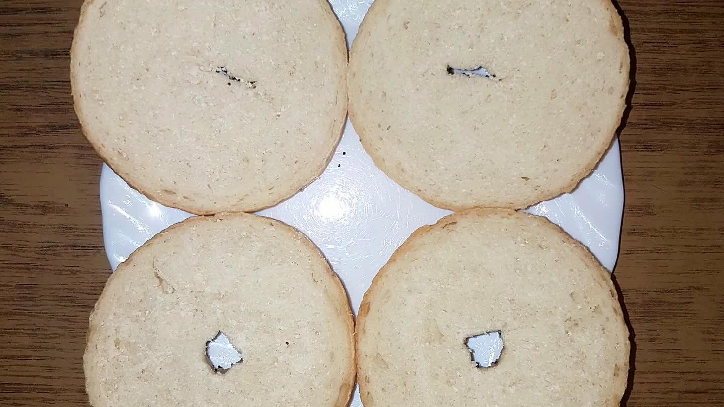 Vágja ketté a bagel-t, és vajazza meg a felületét.