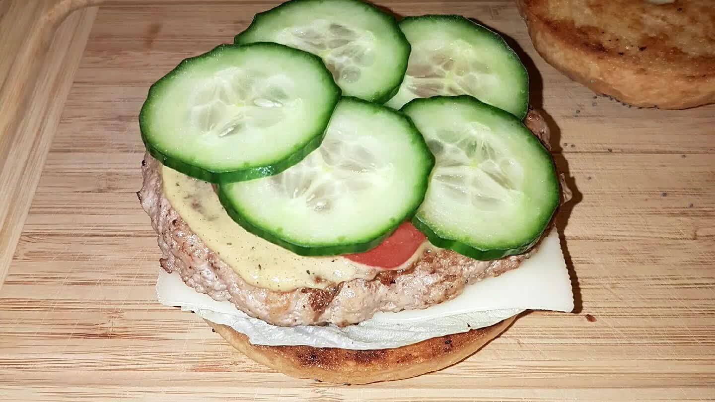 ntáli sajtot. Végül a bagel tetejét is tegye rá.