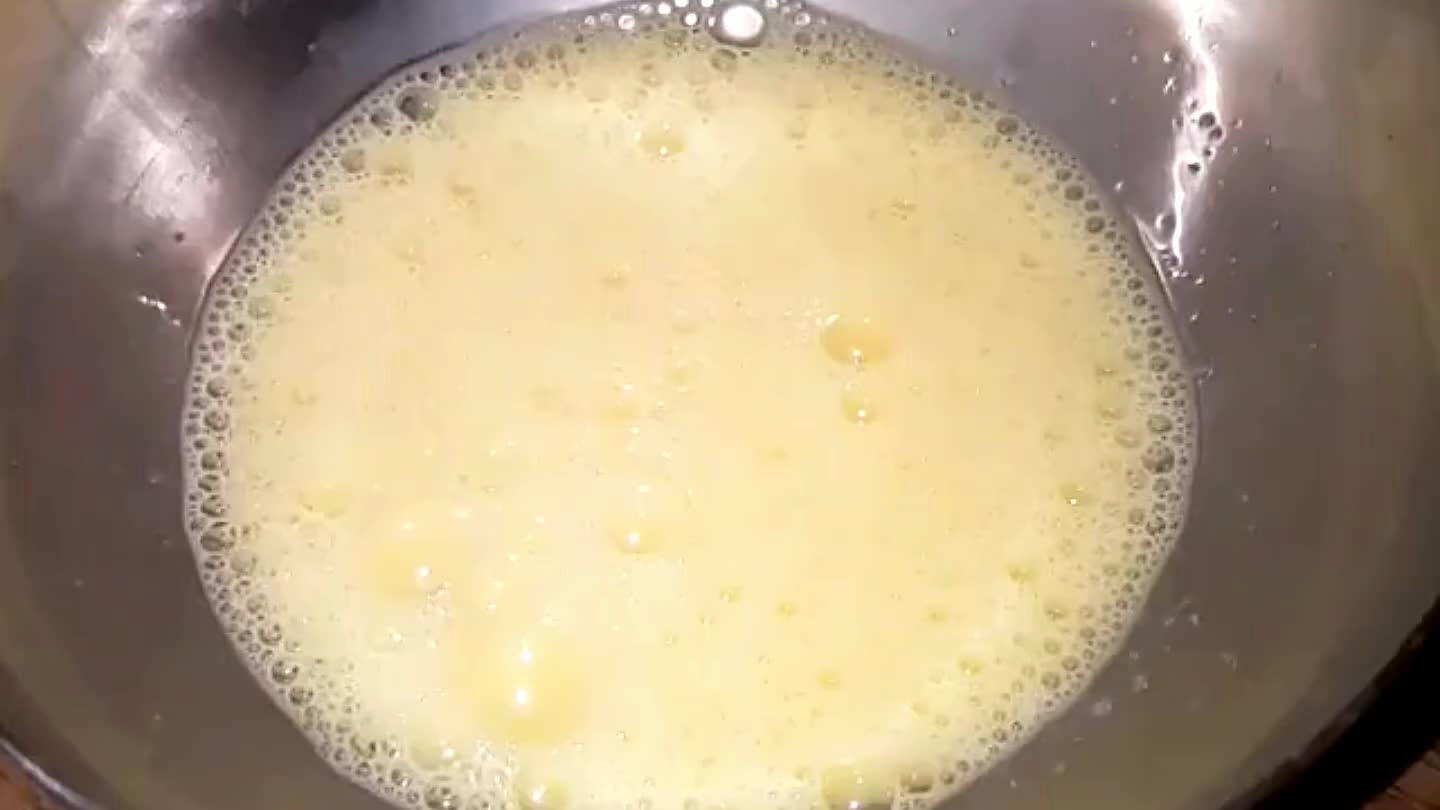apró buborékos hab a tetején, annál jobb. Sózza meg a tojást kedve szerint.