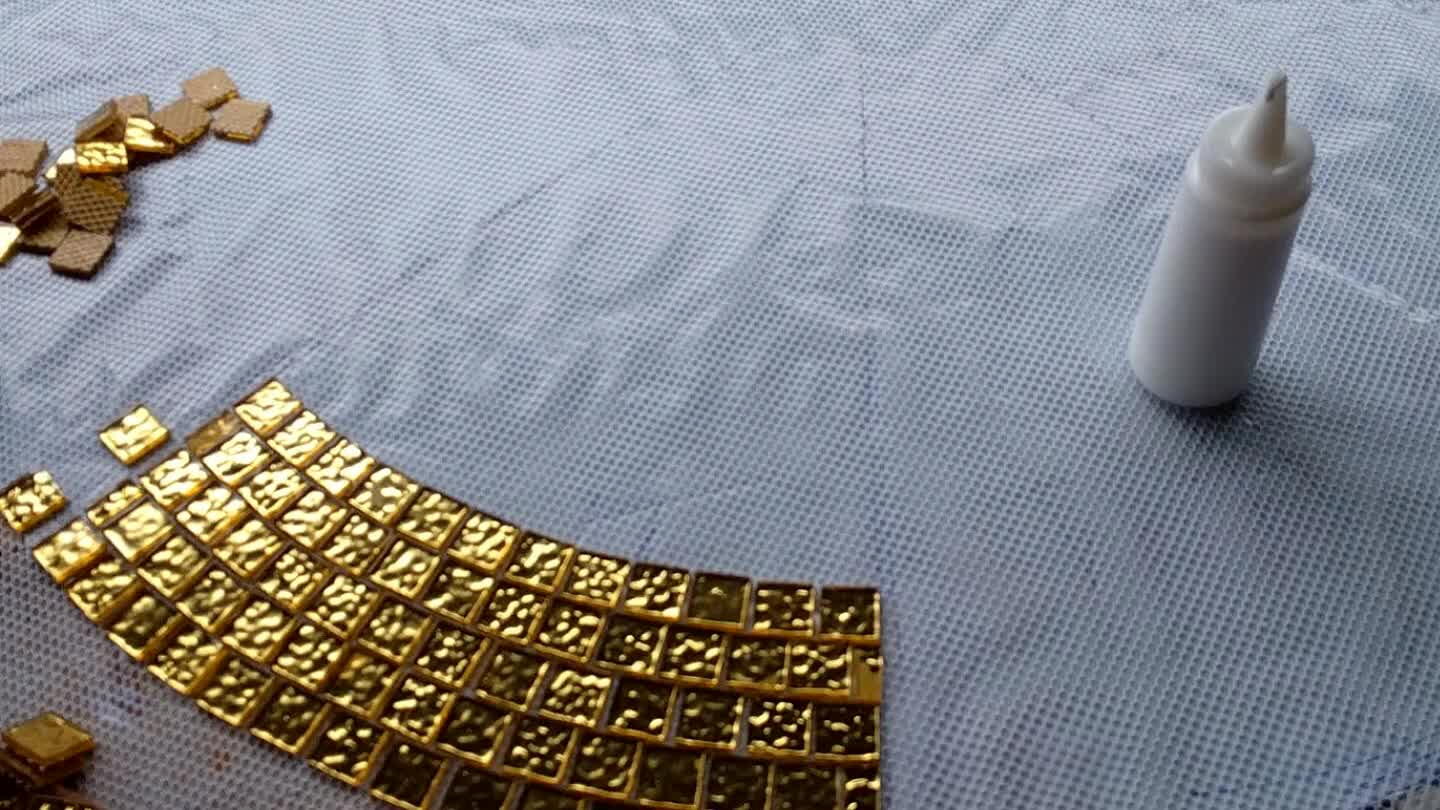 Centro do sol colar as pastilhas, de fora para o centro acompanhando o redondo