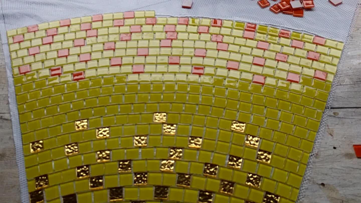 Fazer as partes separadas em degradê começando do dourado para o amarelo, laranja, acabando no vermelho