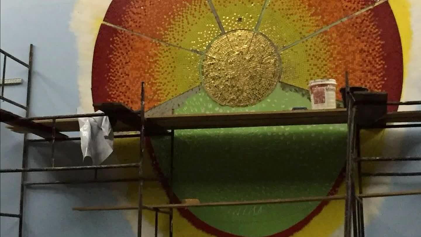 do com uma esponja molhada, depois de seco o mosaico, limpar com um pano seco.
