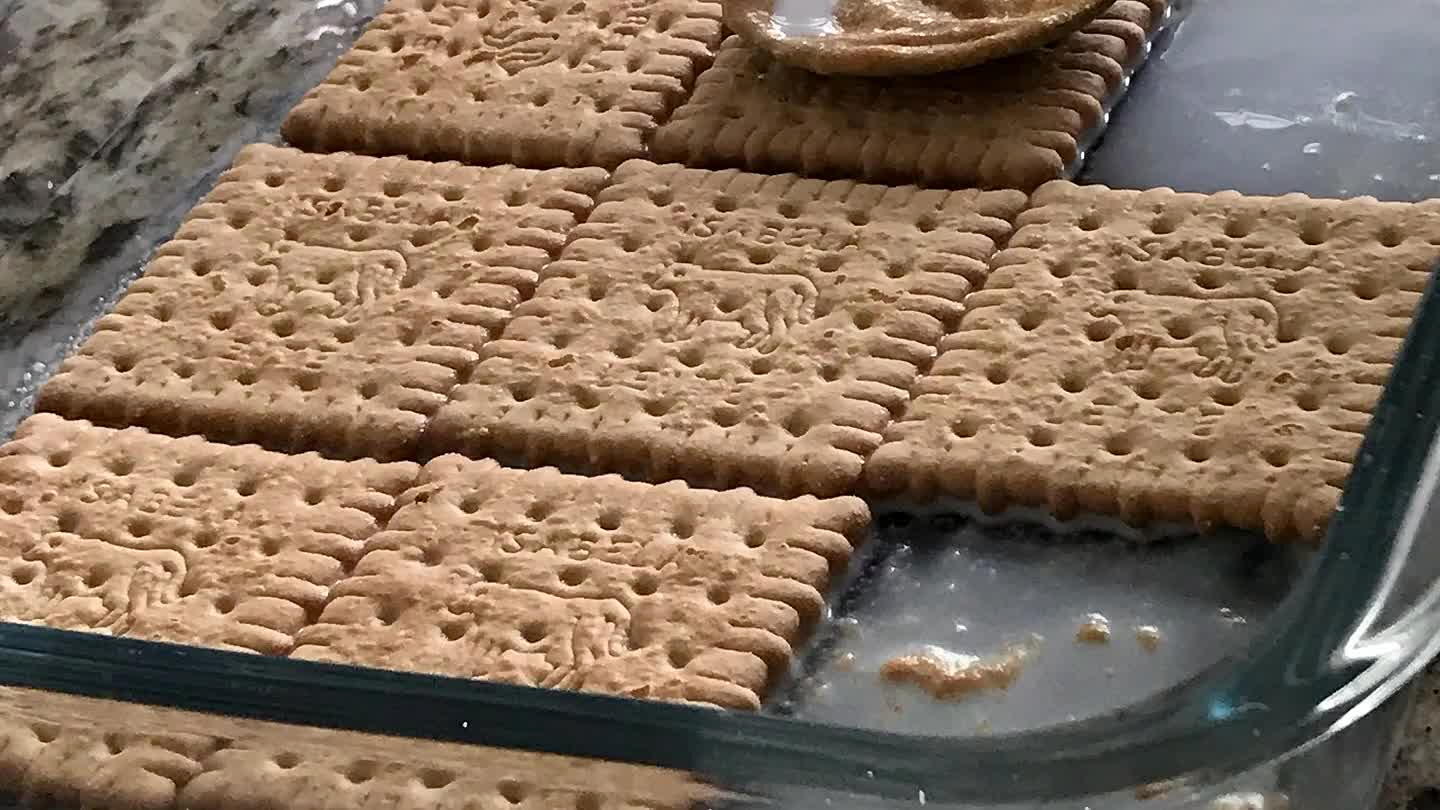 em seguida acrescente a camada do creme e mais uma camada de bolachas (se o recipiente por grande e alto vai precisar de mais camadas de bolachas e creme, fica a seu gosto)