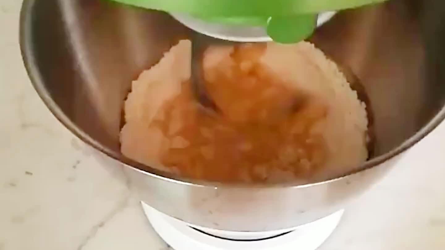 e le uova e il burro ammorbidito. Unire anche la vaniglina e un pizzico di sale.