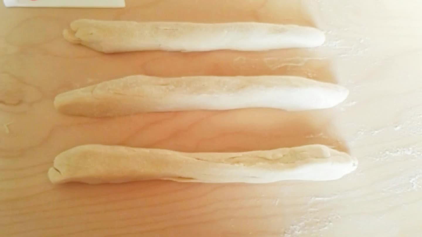 elle striscie come in figura e comporre la treccia.