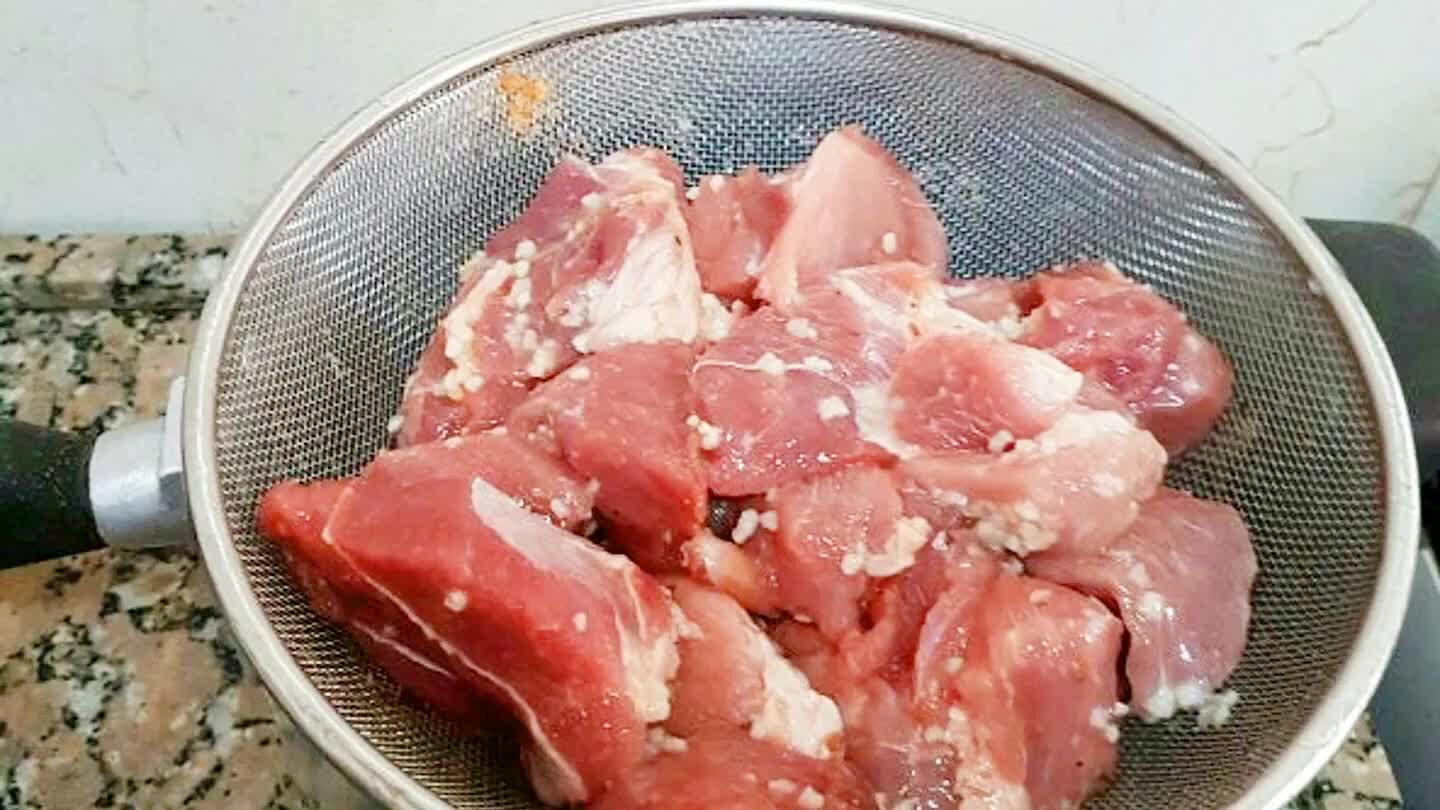 te colocando água e mexendo sempre, frite bem a carne, (se tiver uma panela de ferro a carne fica mais saborosa e não gruda no fundo).