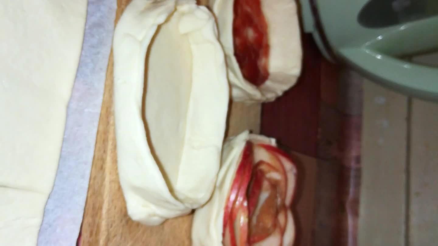 ičky" a dáme do vnitř marmeládu. Rozkrájíme jabka.Poskládáme jablka do tvaru růže.