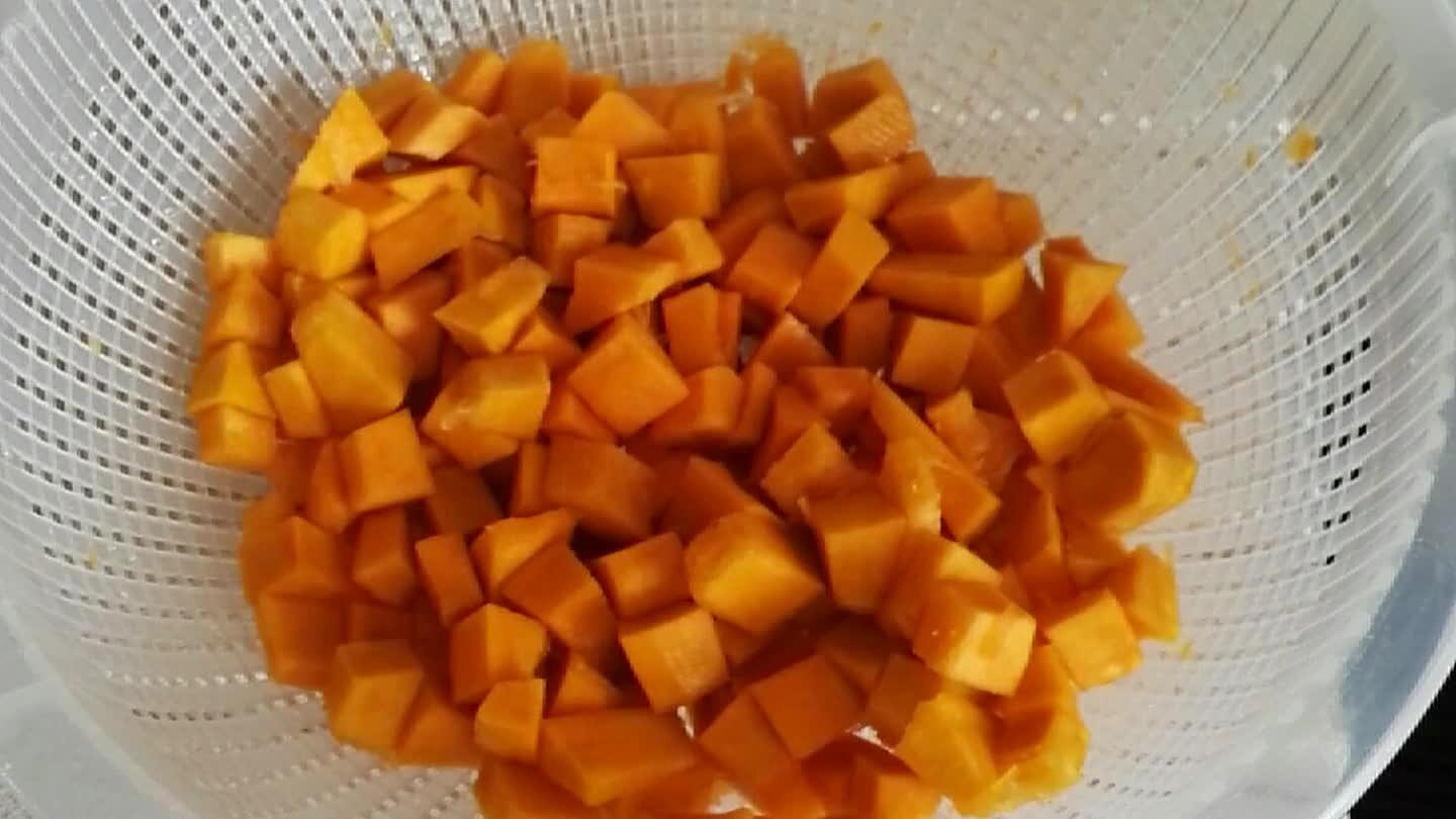 o. Unire la zucca, far rosolare e cuocere per circa 15 minuti. Unire a metà cottura un mestolo di brodo.
