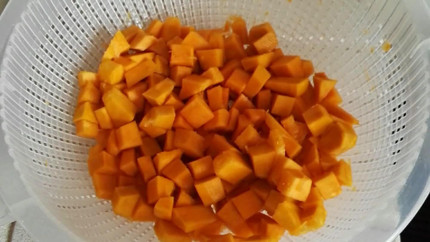 o. Unire la zucca, far rosolare e cuocere per circa 15 minuti. Unire a metà cottura un mestolo di brodo.