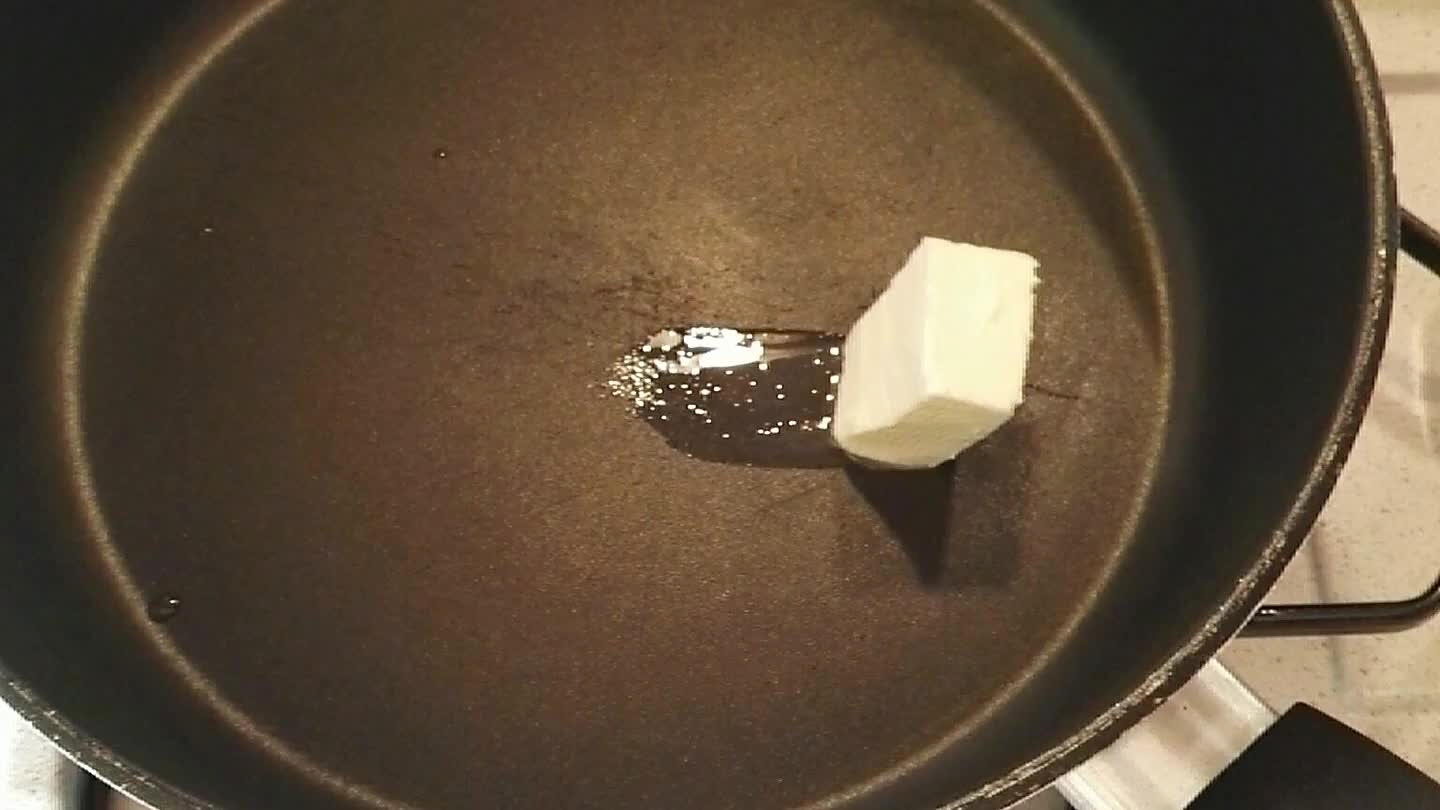 qualche istante. Aggiungere il vino bianco facendolo evaporare. Procedere aggiungendo il brodo lentamente. Il riso deve essere sempre coperto di brodo. Salare.
