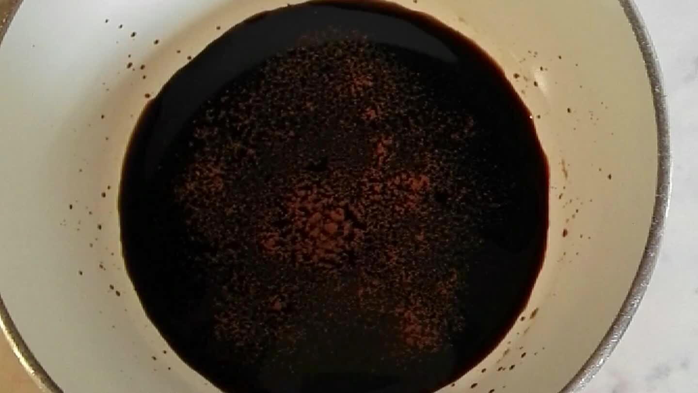 o di cannella. Accendere il fuoco, appena sarà caldo aggiungere un cucchiaino di miele. Far bollire per 10 minuti circa, fino a quando sarà densa il giusto.
