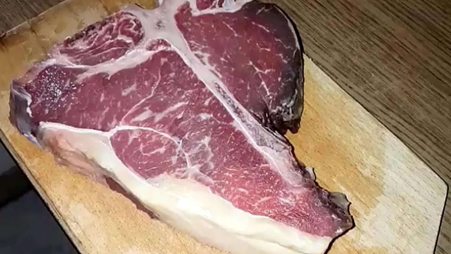 Alaposan sózza és borsozza meg a steak mindkét oldalát.