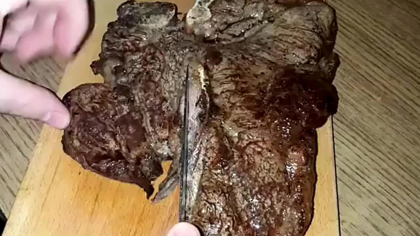 zután a csont mentén vágja le a húsokat, majd szeletelje őket 5-10mm széles szeletekre.