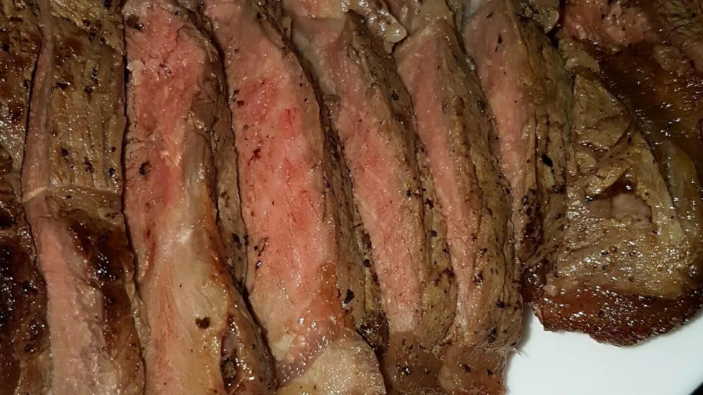a az oldalukra. Köretként szinte minden illik hozzá: saláta mix, párolt zöldség, burgonyapüré, sült burgonya, vagy burgonya chips.