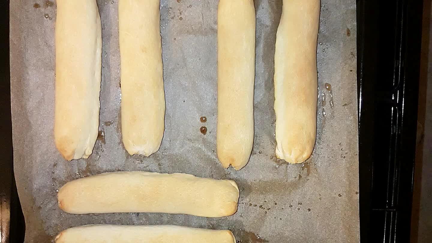 arella sajttal. Ezután süsse addig, amíg a sajt megpirul. Ha elkészült, vegye ki, és hagyja hűlni.