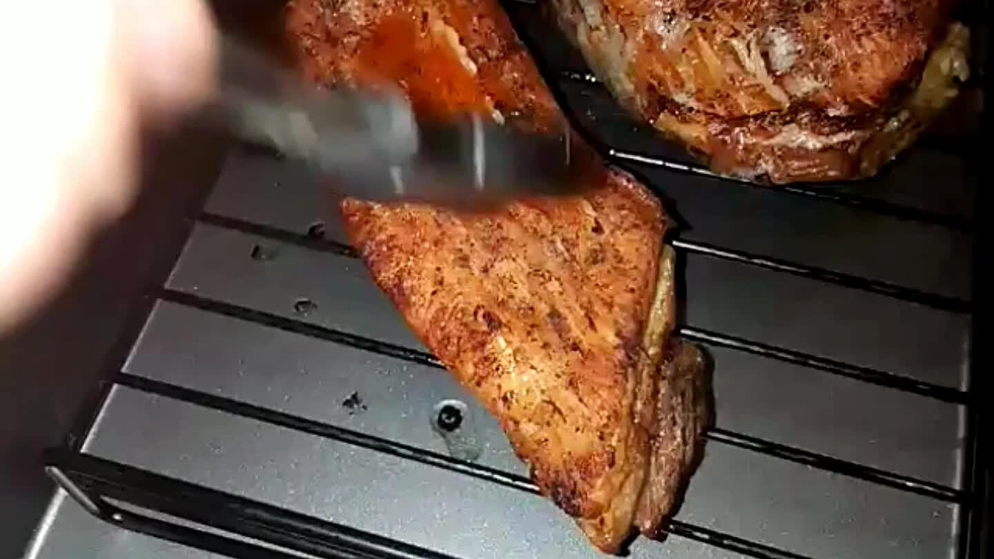 űbb, ha bolti BBQ szósszal vékonyan bekeni, de ugyanúgy jó lehet az is, ha olajban kever el fűszert, és azzal keni be a húst.