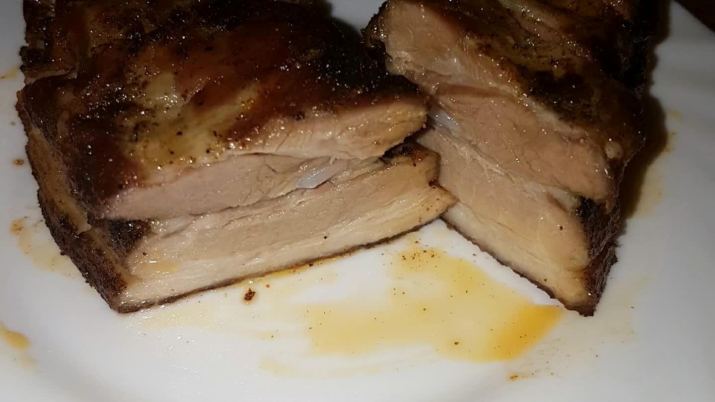 is tálalhat mellé, a karamelizált répa, és a fokhagymafej jól illik a húshoz.