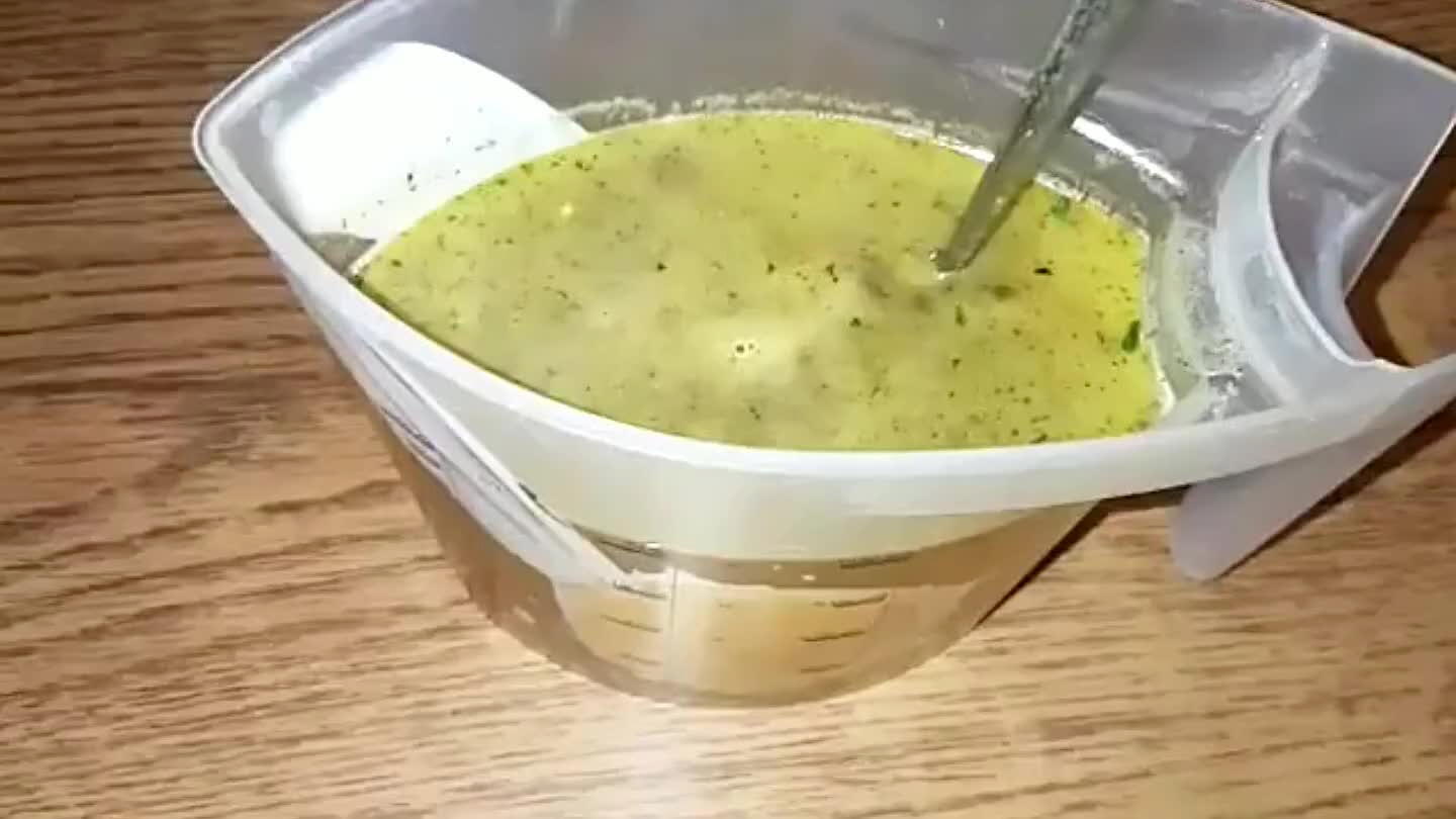 öntse a zöldségekre úgy, hogy ne lepje el teljesen.
