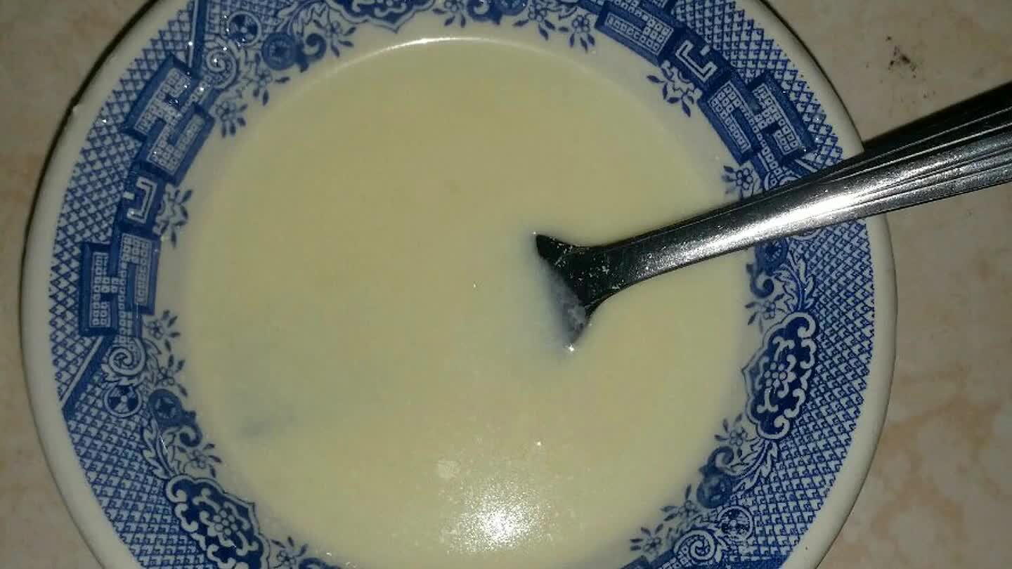 s el agua tibia y con un tenedor lo movemos añadiendo el jugo de piña sacado de la misma fruta.