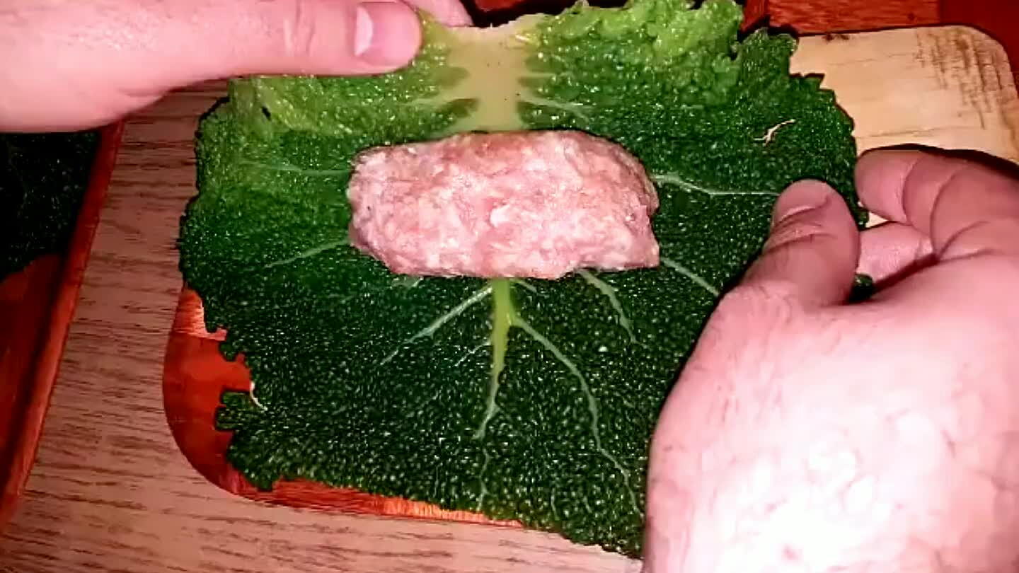 l félig, az oldalait hajtsa be egyenlően, majd minél szorosabban tekerje fel. A levél végével lefelé tegye a sütőedénybe.