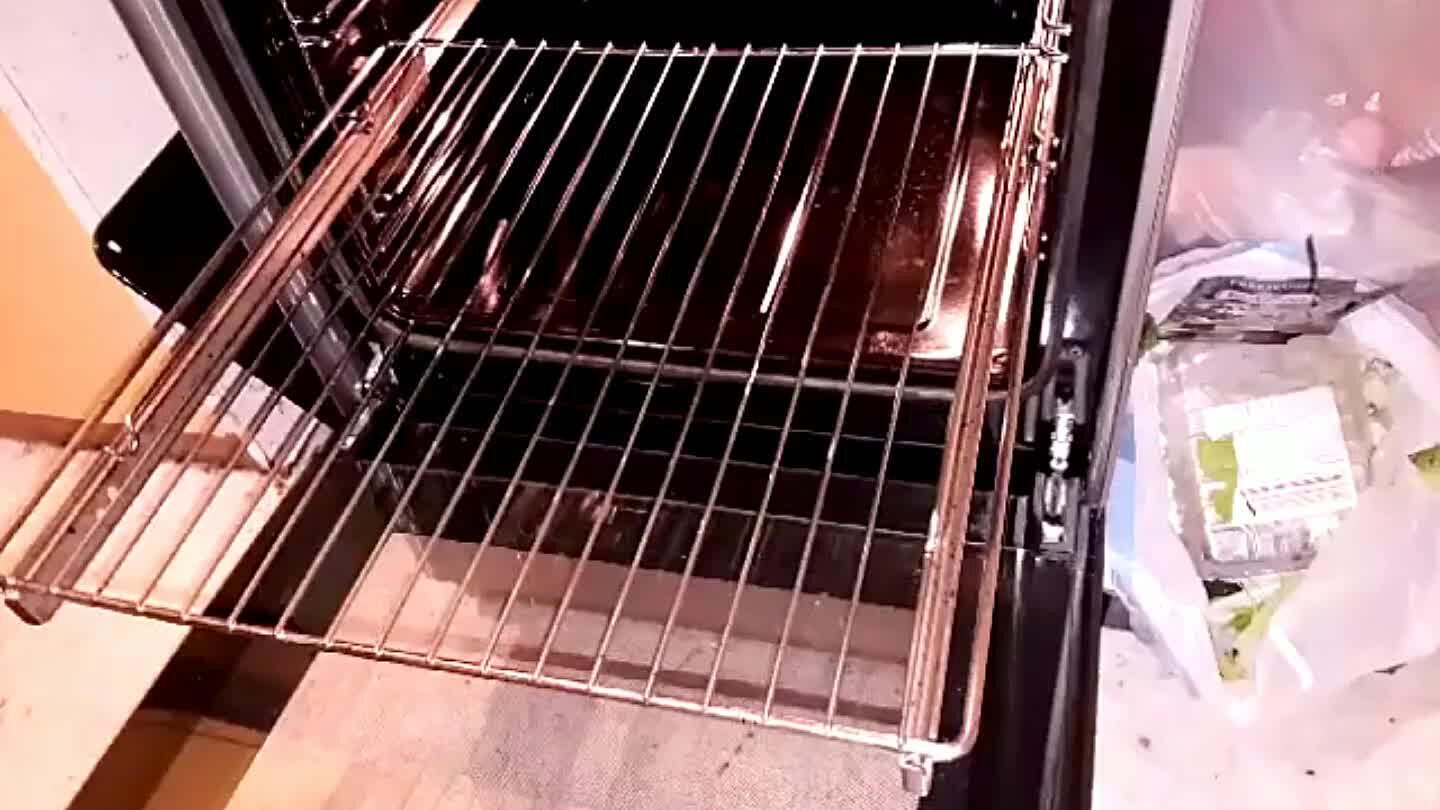 um 40 percig. Ezután vegye le a fóliát, és légkeveréssel pirítsa meg a káposztalevelek tetejét. Amikor elkészült, szedje ki a sütőből.